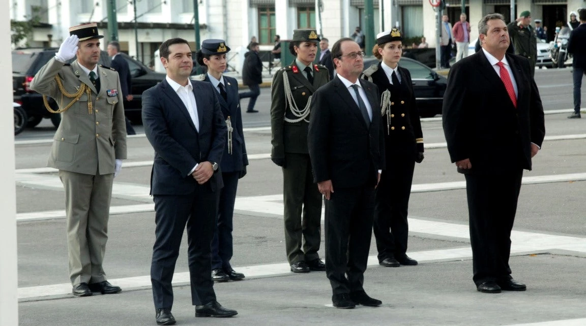 Ολάντ για Τσίπρα: «Του είπα κέρδισες, αλλά η Ελλάδα έχασε – Ο ανοιχτός γιακάς και τα αγγλικά με ελληνική προφορά»